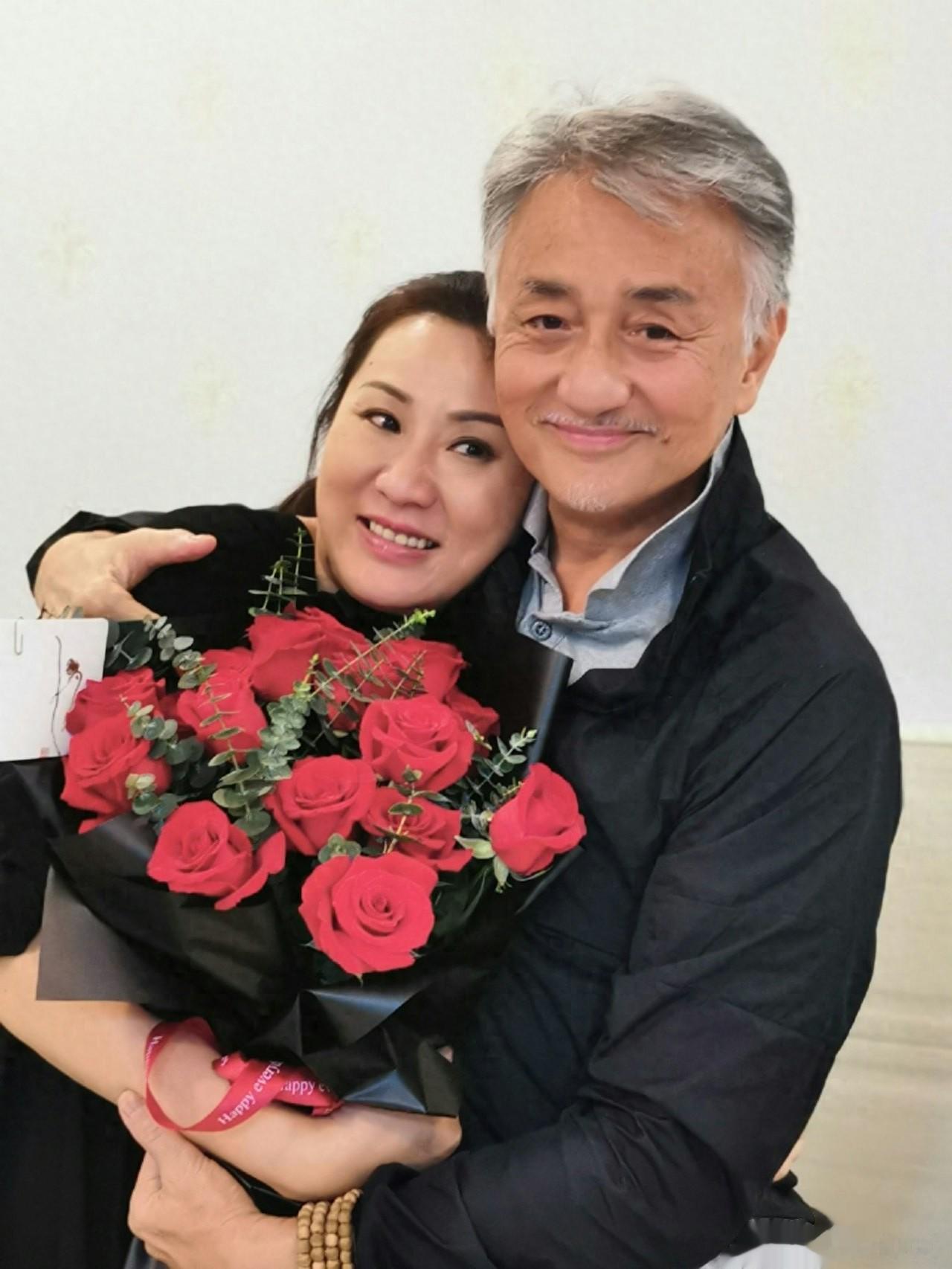 66岁吴岱融庆祝结婚30周年，给妻子送花简单过，自曝财产全给妻子