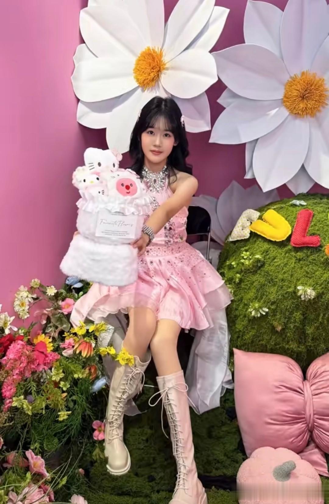 陆毅为17岁女儿庆生,贝儿穿女团装亭亭玉立,个头170比鲍蕾高