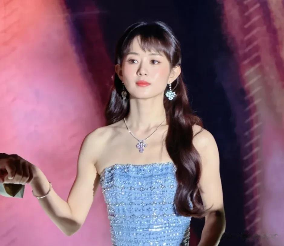 赵丽颖、杨幂、唐嫣同天活动生图曝光！网友辣评：明星和礼仪小姐