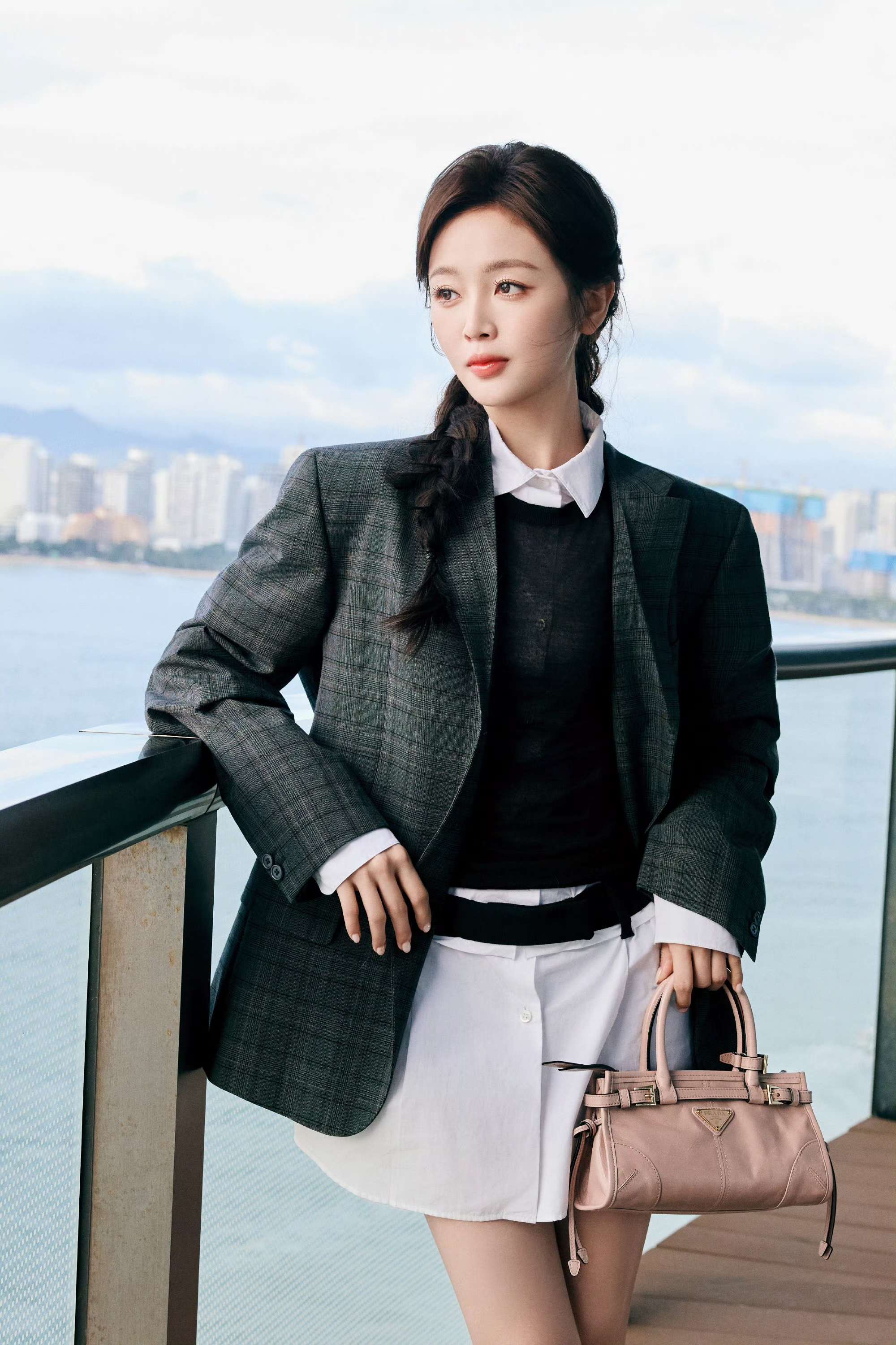 吴宣仪短裙造型好绝!解锁百变风格,好身材藏不住