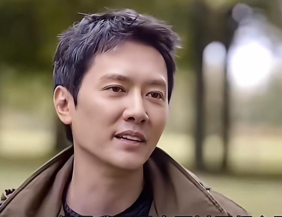 离婚四年，如今47岁的冯绍峰颜值回春，仅用一招就“逆风翻盘”