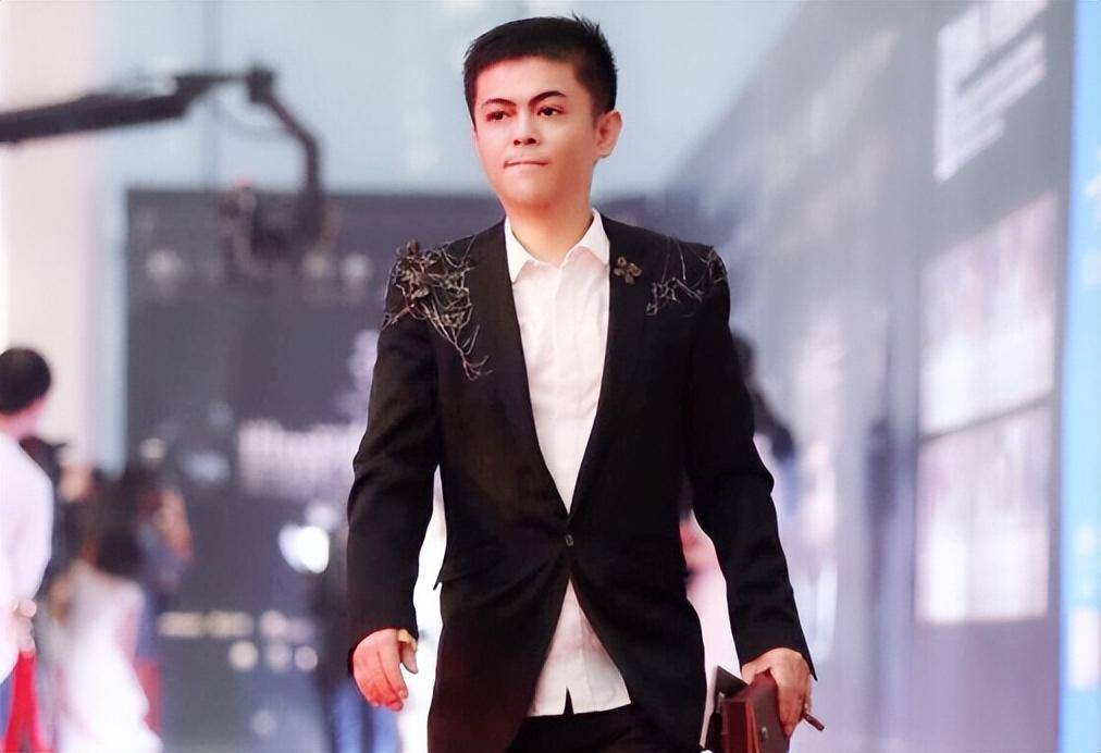 2岁时就火遍全国，却因身高被学校拒之门外，如今49岁已成导演