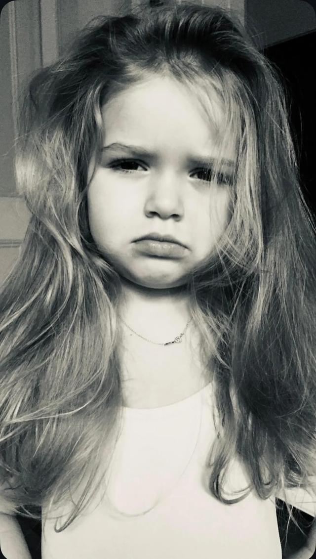 维多利亚晒怀小七的孕肚照,小七14岁了,贝克汉姆趴在爱女肩头!