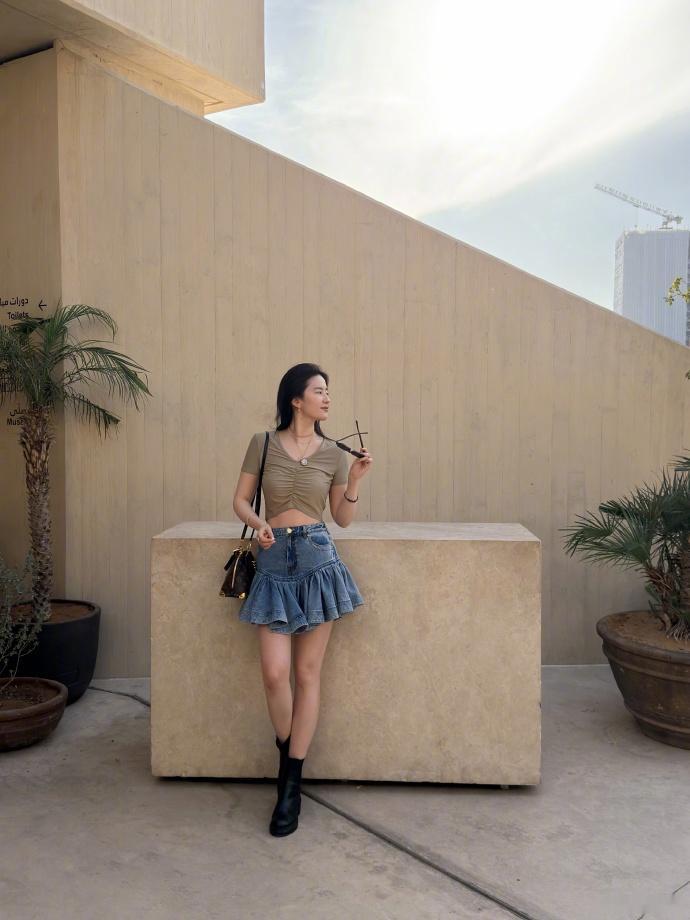 38岁刘亦菲晒近照，露脐装配百褶裙超少女，腰细腿长又瘦又美