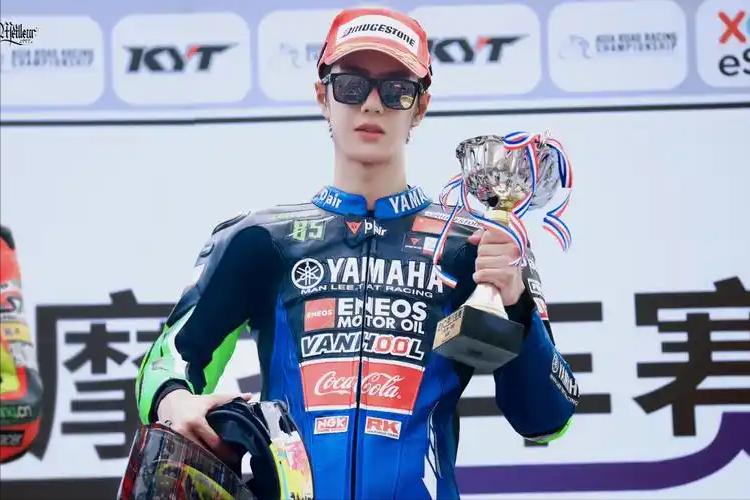 顶流隐婚生子风波仅2天，王一博自曝婚姻观，给年轻男星提了个醒