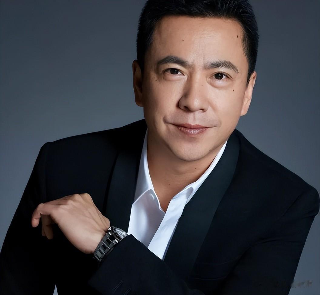 娱圈大佬现状被曝,欠债6亿,住进小院稀拉显破败,妻子带货还账