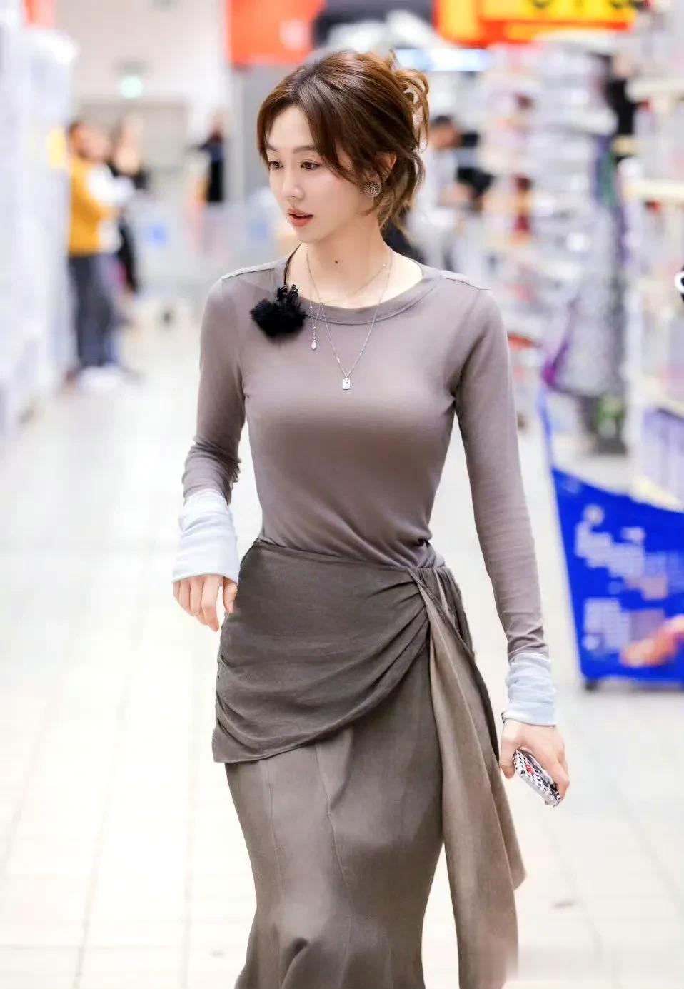 姜妍二胖今日依旧美到犯规,魅力挡不住!