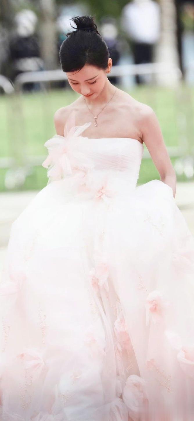 陈都灵抹胸好瘦