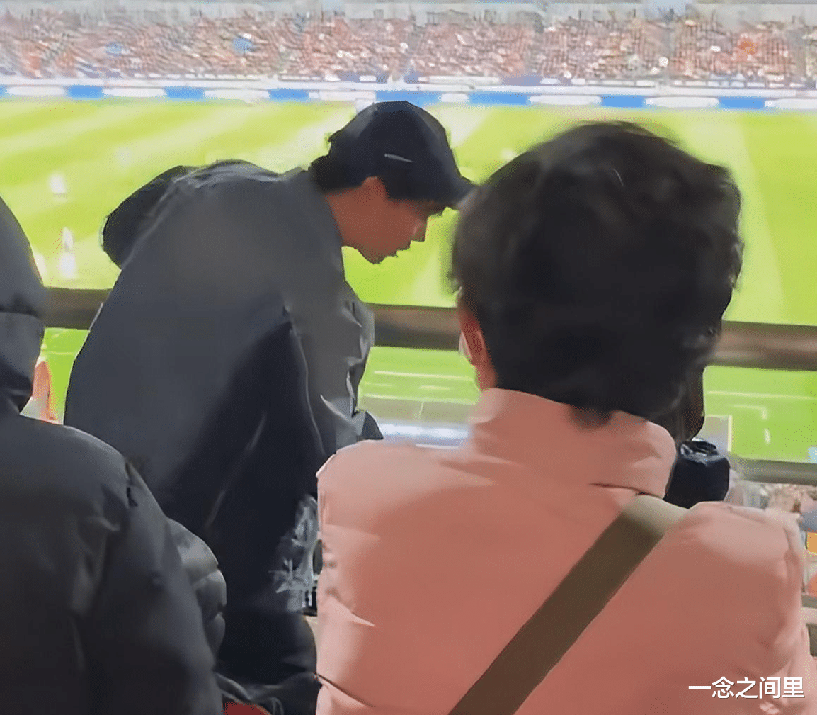 郭麒麟现身天津球赛，复胖20斤引关注，粉丝怼脸拍仍保持淡定
