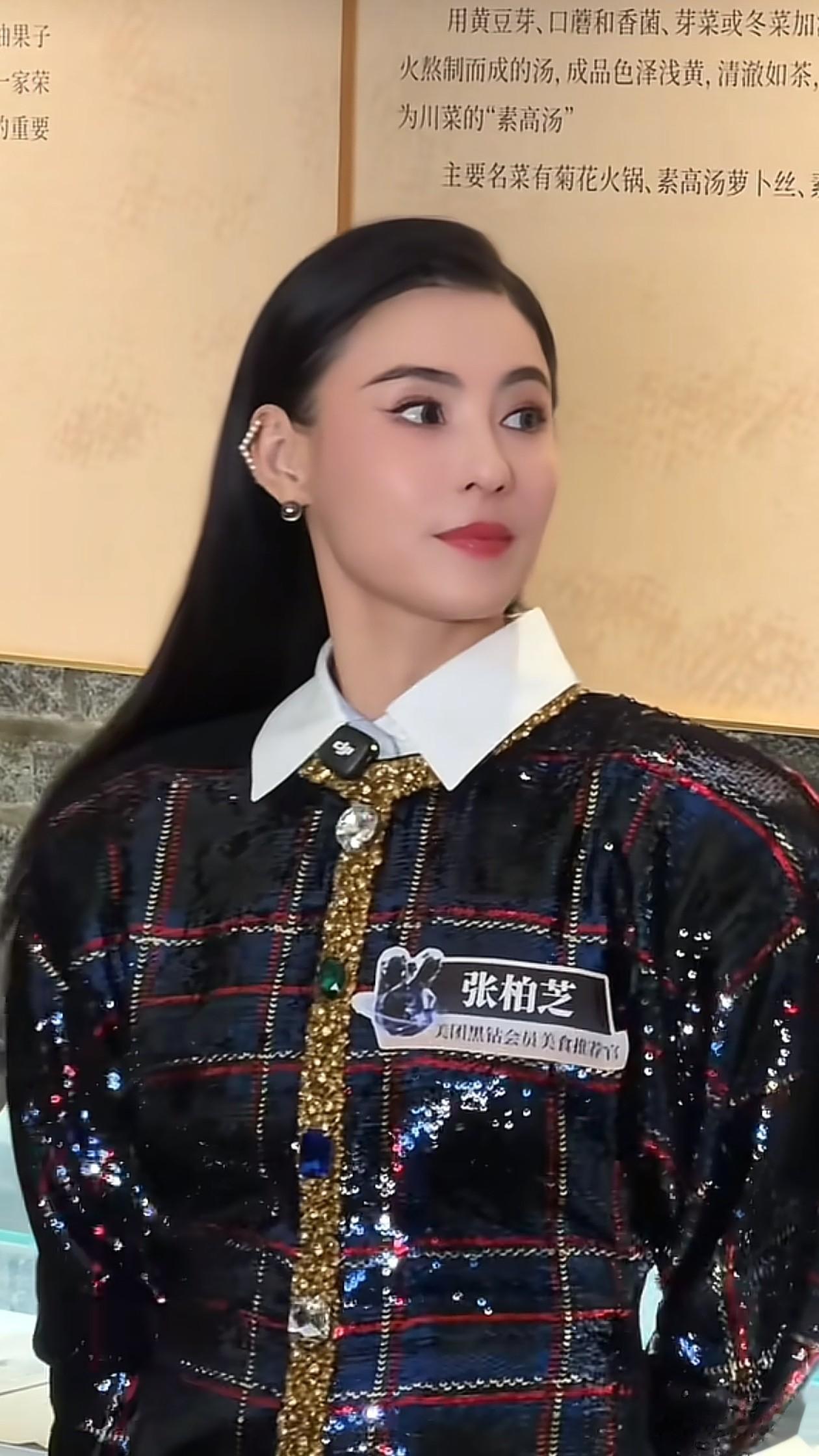 45岁张柏芝活动穿搭：亮片连衣裙+打底裤+长靴，嫩得像29岁