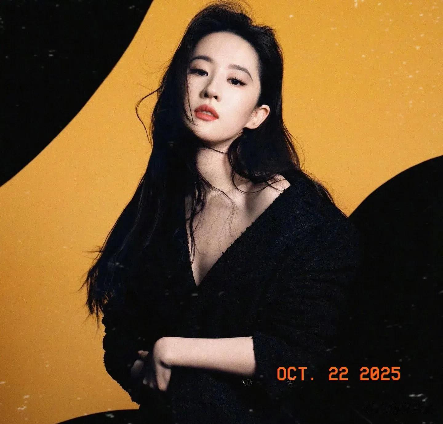 刘亦菲深夜更新动态，晒与小狗合影，穿短裙美腿抢镜，素颜美翻了