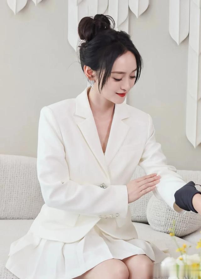 美女图集第648期——何泓姗