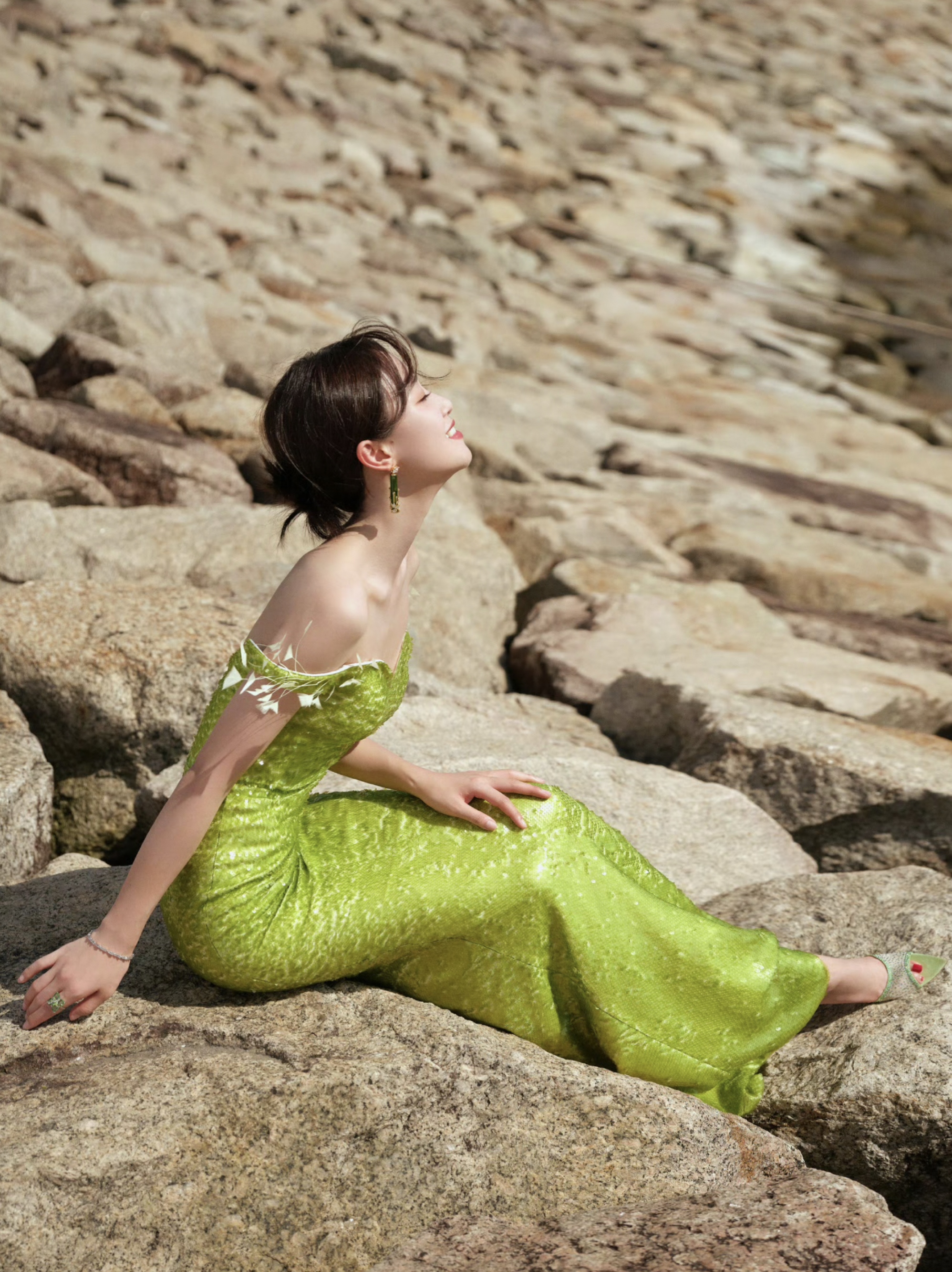 绿色连衣裙的蓝盈莹美的像条美人鱼