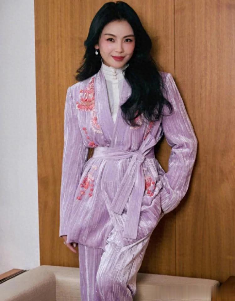 47岁刘涛又带火秋冬新穿搭：紫色丝绒外套+白色衬衫，时髦又洋气