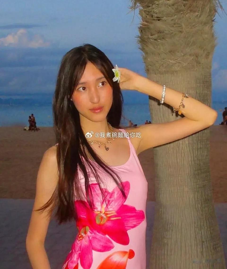 郭可盈林文龙女儿林天若 晒美照 ???长相成熟不出众 身材好天生衣架子