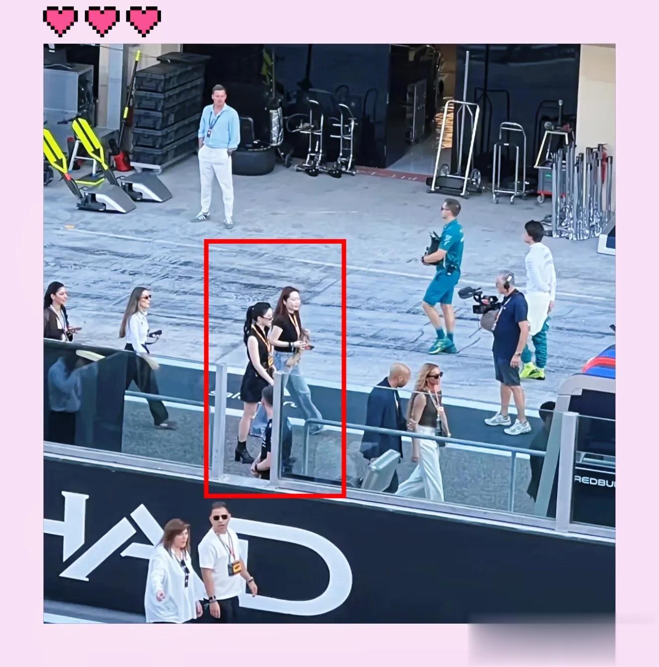 刘亦菲现身阿布扎比观看F1大奖赛，梳高马尾，穿短裙，又美又飒！