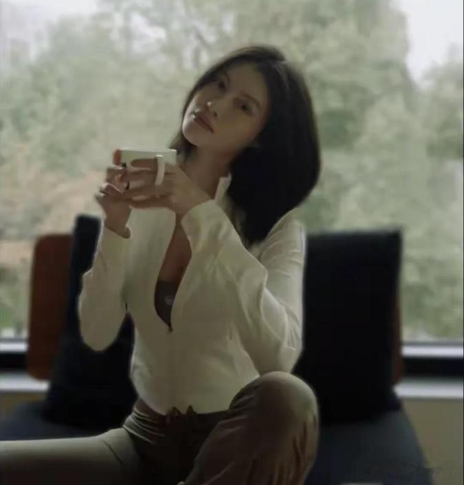 何穗产后大秀身材！上围火辣，私密位尴尬，陈伟霆男友视角好绝！