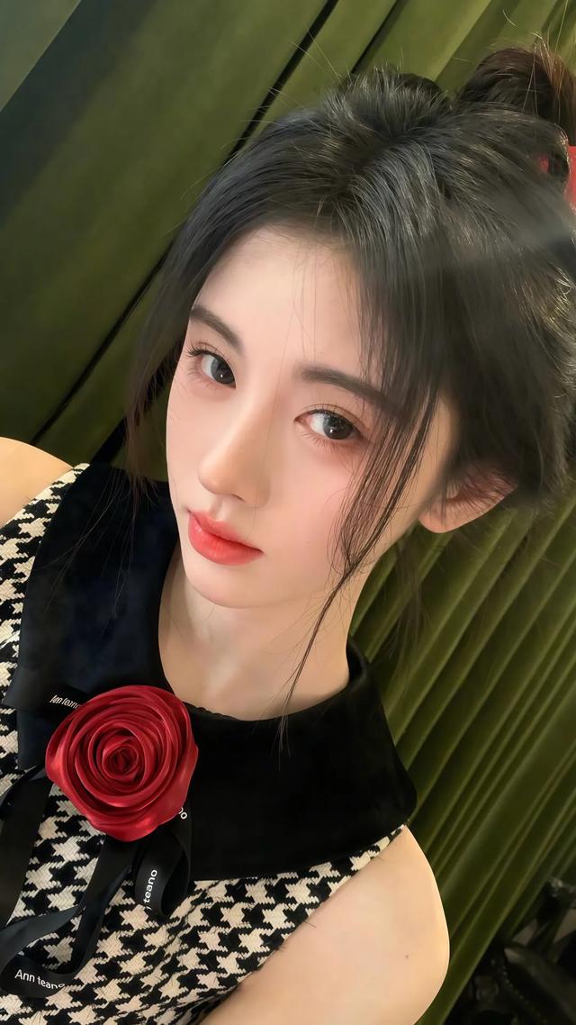 鞠婧祎，美艳动人，娇嫩欲滴