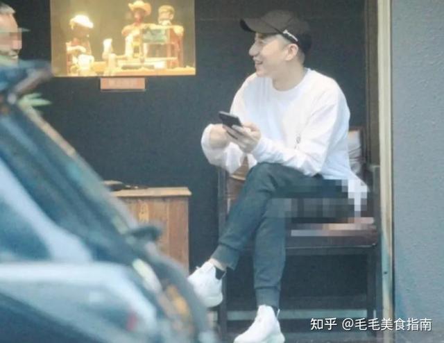 成龙儿子房祖名现身韩国婚礼, 坐桌子前大笑合影,脱帽子后显沧桑