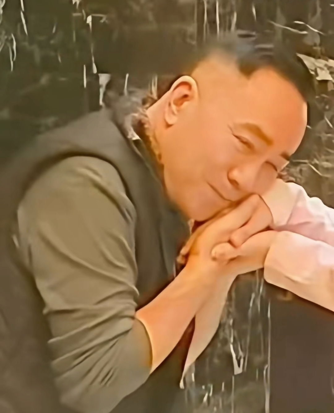 63岁杨议收美女徒弟,女生穿得花枝招展鞠躬敬茶,牵手贴脸引争议