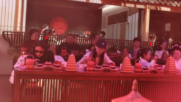 付辛博妻女回西安老家，一家人吃宫宴，颖儿戴墨镜吃相一点不优雅