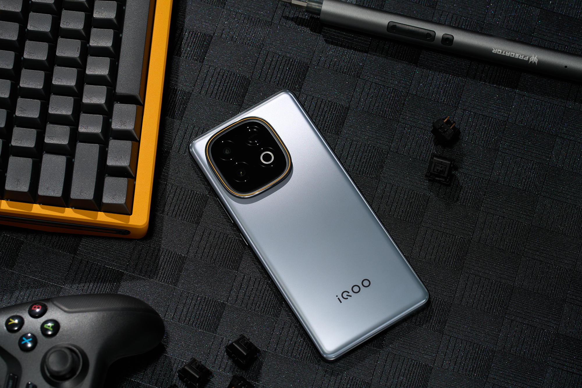 iQOO Z10 Turbo+:极地灰撞色美学,实力 “秒杀” 同档机型