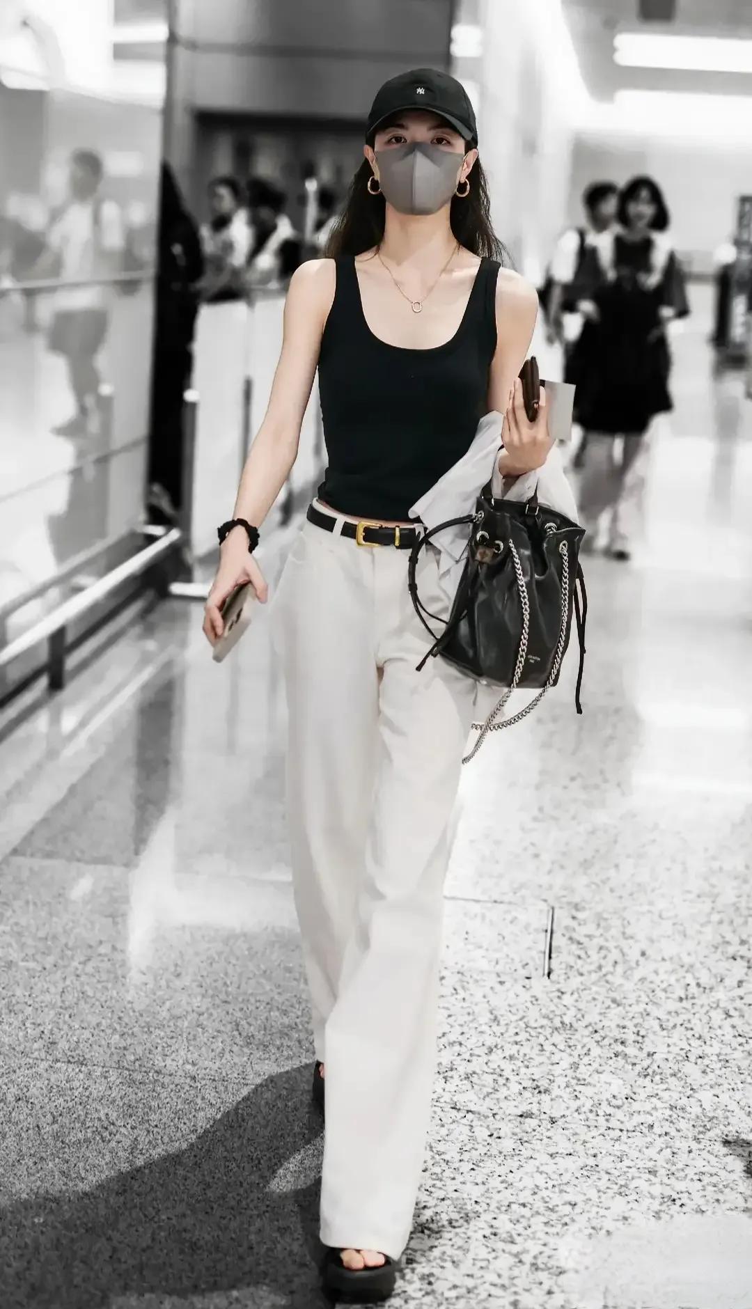 钟楚曦机场造型，黑白基础款穿出高级感，时尚感拉满