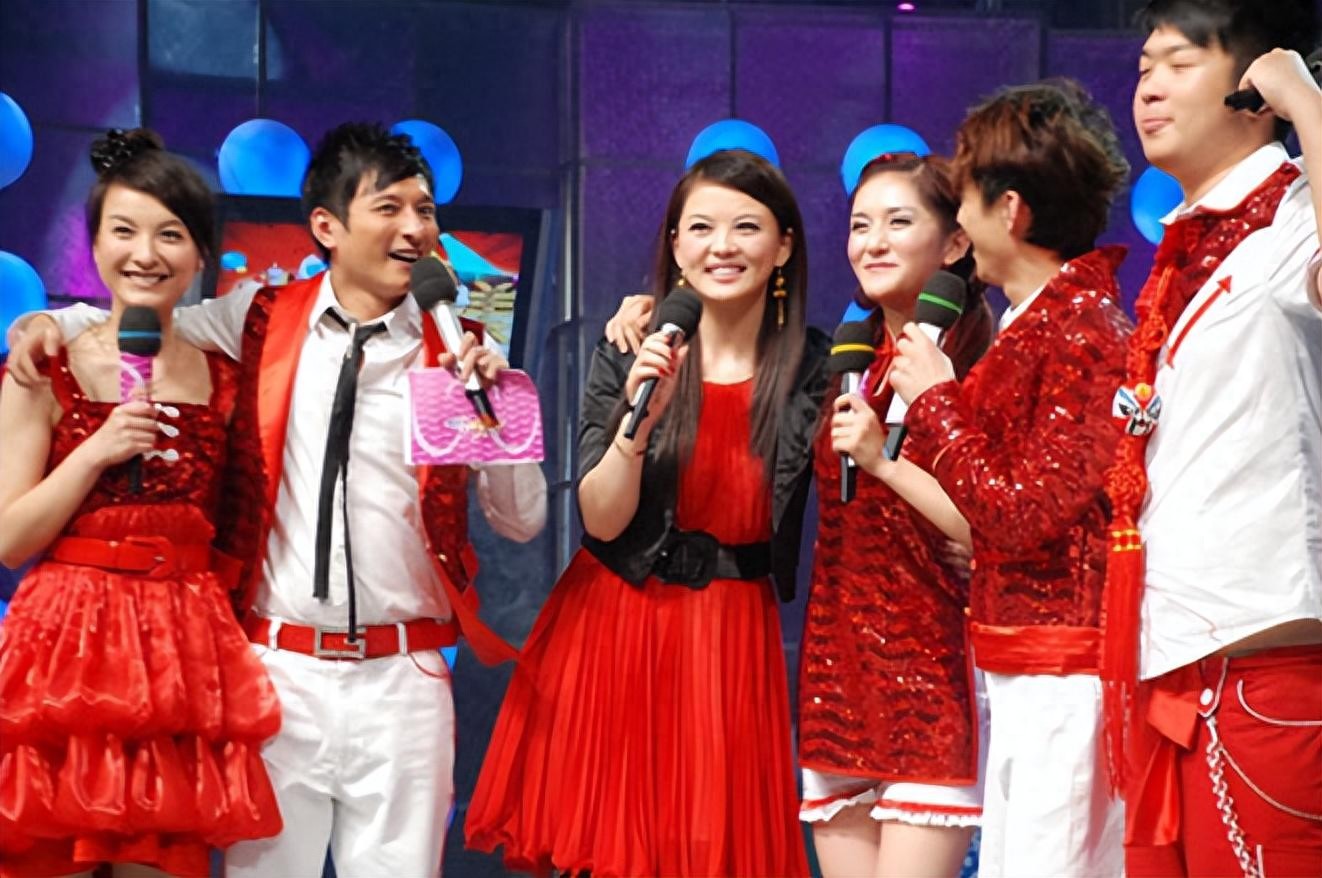 杜海涛李湘英国聚餐，海涛送王诗龄贺卡庆生 ，李湘大肚腩比他还胖