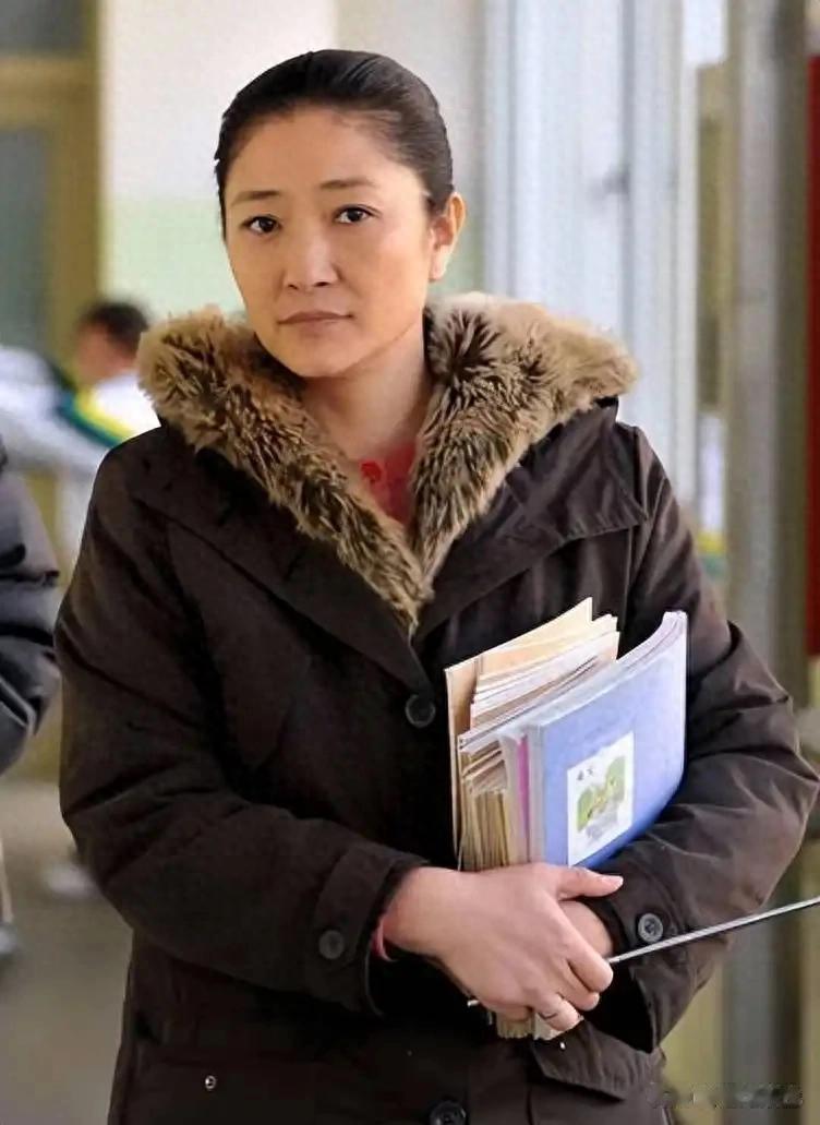 原来他们俩是夫妻，都是一级演员，她40岁高龄产女，相守20余年