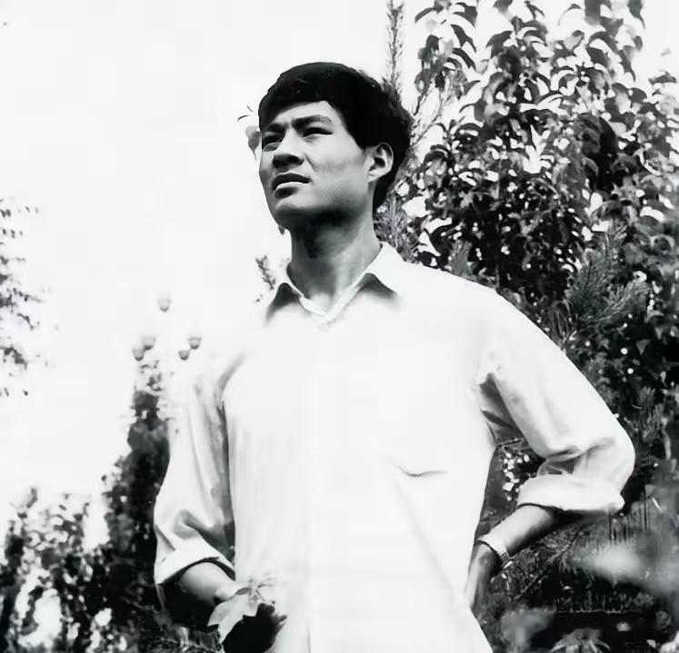 演员王星军:与关牧村离婚34年,66岁未再婚,如今居住在美国