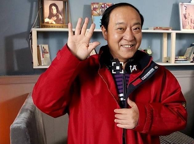 牛群：抛下冯巩后跟妻子也离婚了，如今76岁没积蓄，近况如何？