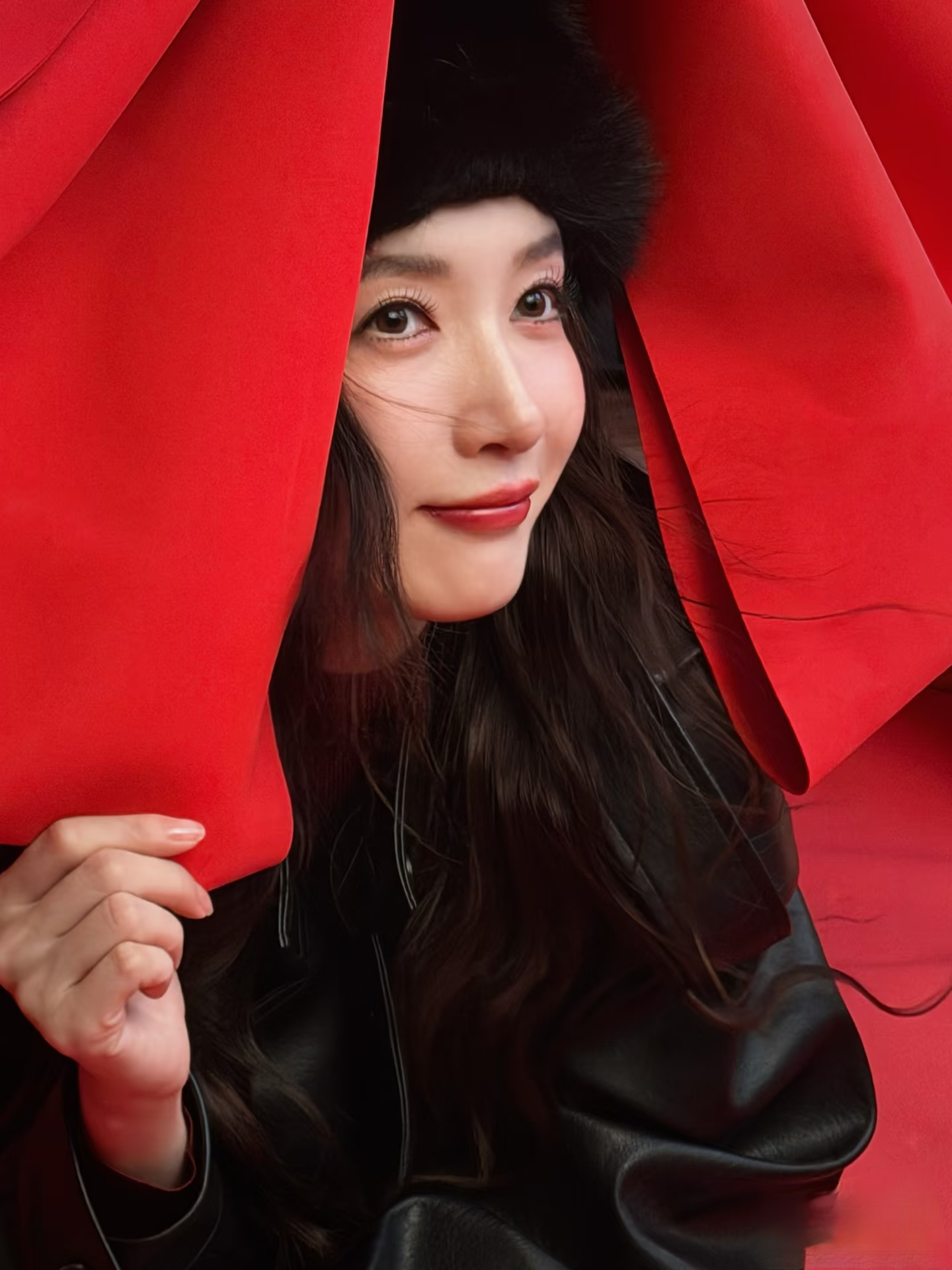 江疏影分享最新美照，黑皮衣配黑毛帽，美得好高级