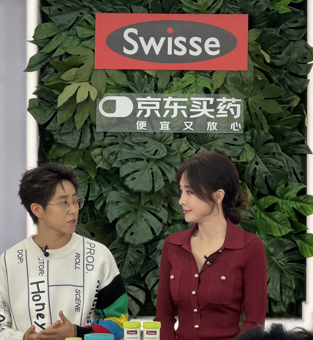 秦岚今日现身京东总部，一身酒红色紧身裙，腰细腿长身材又薄又翘