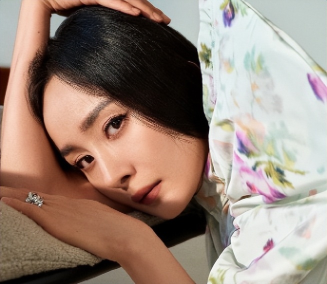 香港金九合照暴露咖位：倪妮宋佳靠边，杨幂侧身让位，c位没悬念