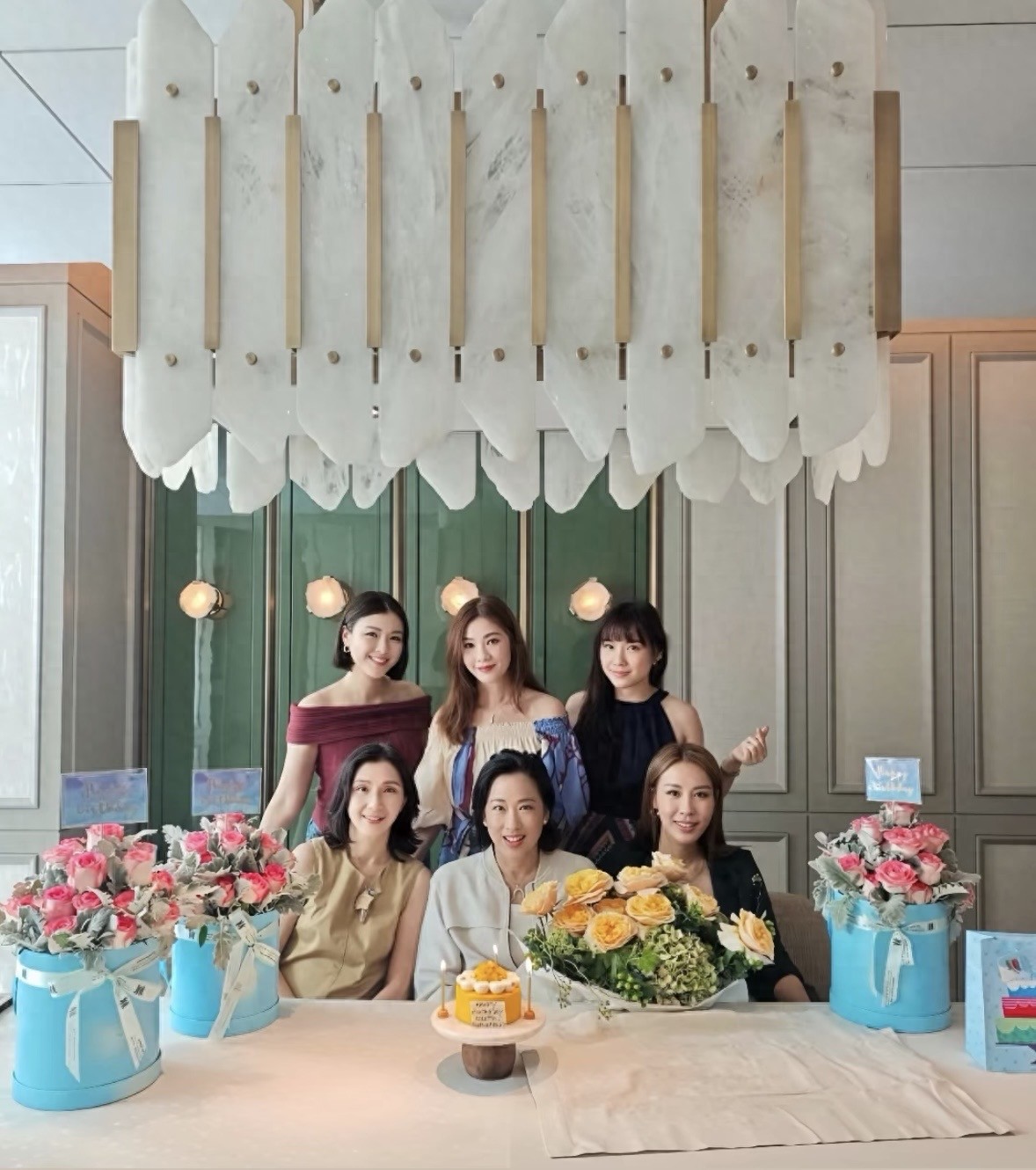 霍震霆前妻朱玲玲过生日，五个港姐冠军在场庆祝，67岁仍大气明艳