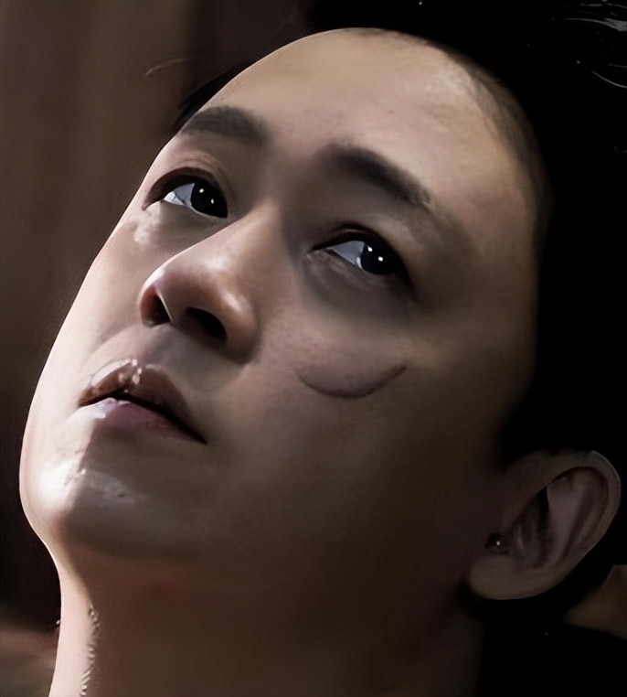 离婚十年，45岁董洁天安门骑行，大口吃肉穿2w羽绒服，生活很潇洒