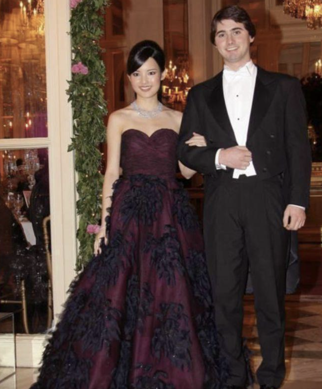 陈晓丹出席婚礼丈夫作陪,五官仍明艳大气,嫁到香港7年生活低调