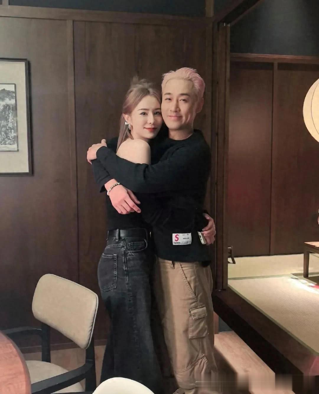 林峯和老婆张馨月到酒店吃饭,夫妻俩都染了粉发,脸贴脸抱秀恩爱