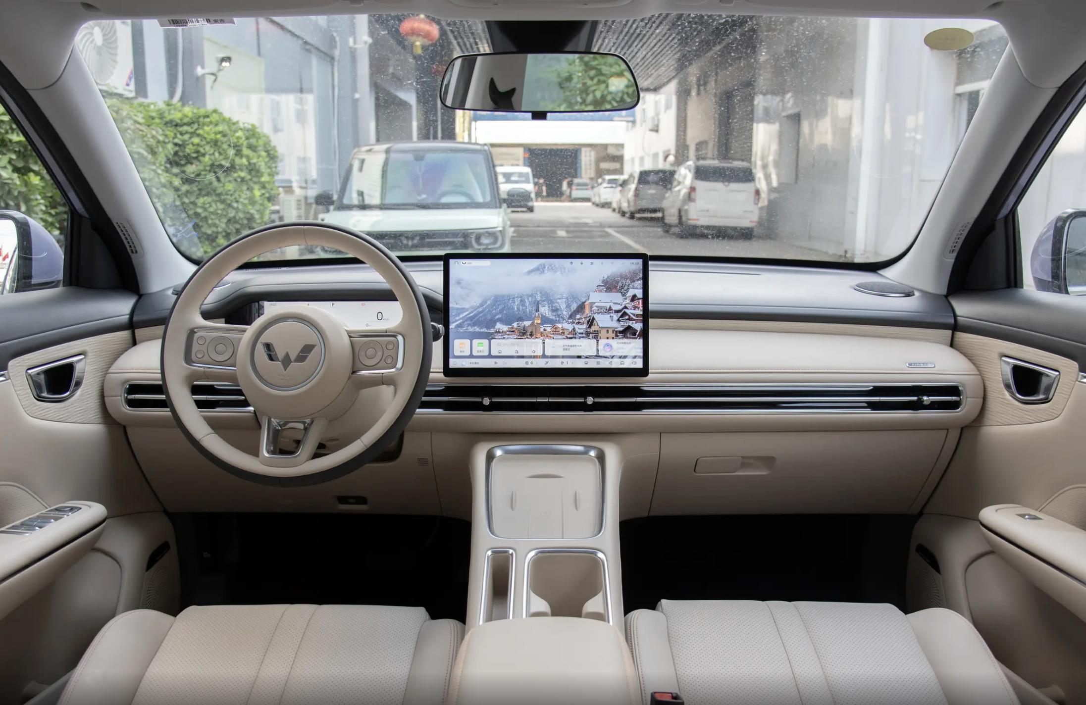 这款小型车预计9月27日上市，拥有智能化配置，适合城市出行