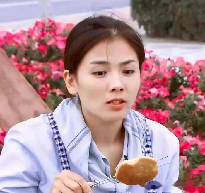 网友街头偶遇刘涛，没想到这么大明星也吃烧饼，也太接地气了！