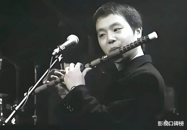 55岁窦唯已迁居阿那亚多年,骑电动车,买菜砍价,生活过得惬意