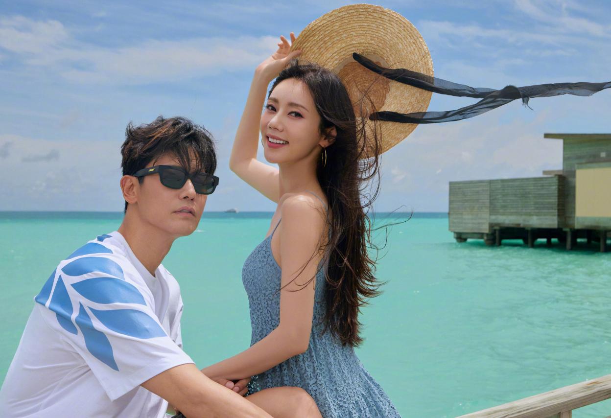 秋瓷炫什刹海被偶遇，素颜坐人群中美得扎眼，本人好瘦排骨胸抢镜