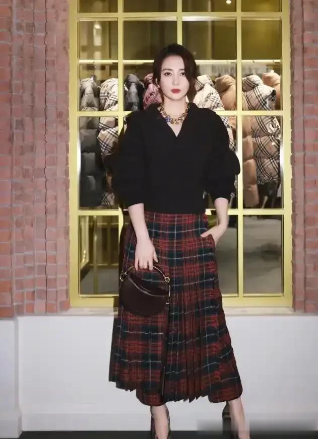 被49岁的蒋勤勤打扮惊艳了：头发蓬松，穿衣简约，却更显高级时髦