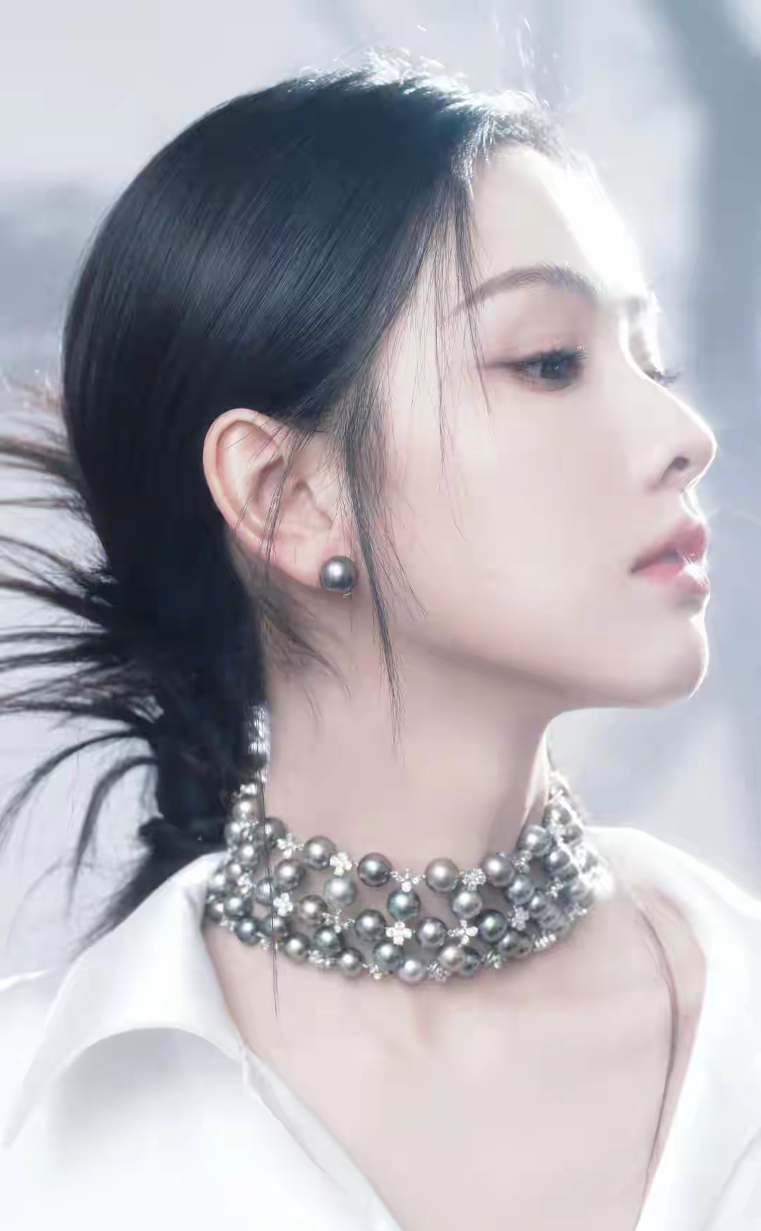 陈都灵国剧盛典穿白礼裙，低扎发配四层珍珠链，气质清冷颜值惊艳