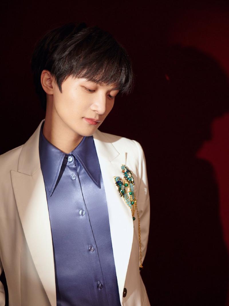 周深胡同夜跑引热议！素颜状态被赞 “少年感满分”