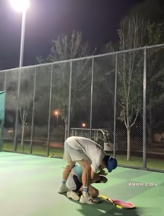 网球反弹猛击到苗苗脸上,下一秒郑恺的举动火了,爱不爱一目了然