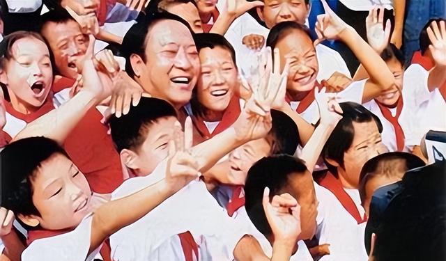 牛群：抛下冯巩后跟妻子也离婚了，如今76岁没积蓄，近况如何？