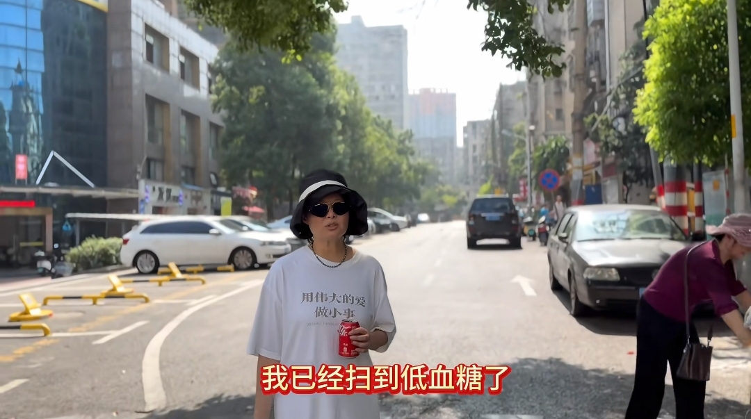 袁立跟诗人老公回湖南，一家人扫街捡狗屎，农村婆家人出镜很和蔼