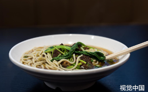 老干部开爱心面馆，答应免费续面，混子进来连续100碗惹路人大怒……