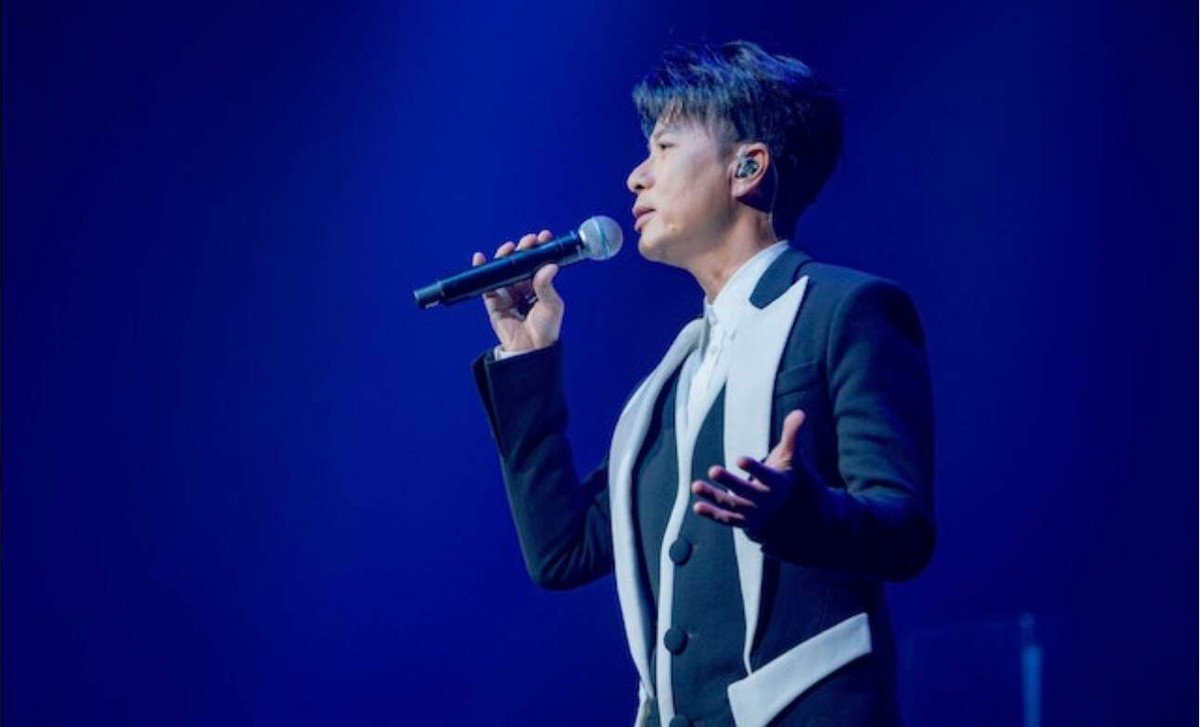 香港知名男星偶遇粉丝合照,被指黑脸双手插袋,妻子高挑保养好